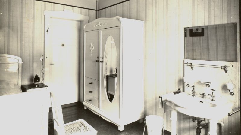 Zimmer mit Waschbecken